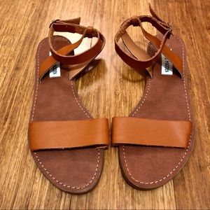 NEVER WORN Steve Madden sandals - SIZE 8.5